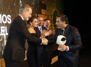 SS. MM. Los Reyes de España entregan el premios al diseño a la Villa Ricotta